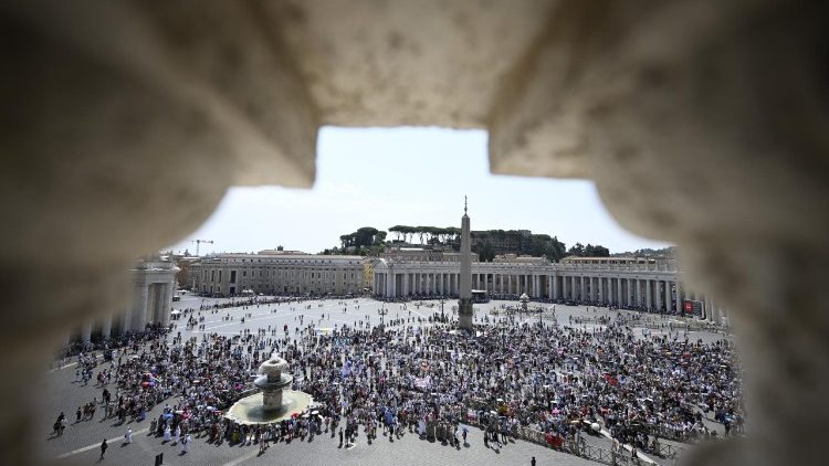 Una veduta di fedeli riuniti in piazza San Pietro nonostante la calura estiva