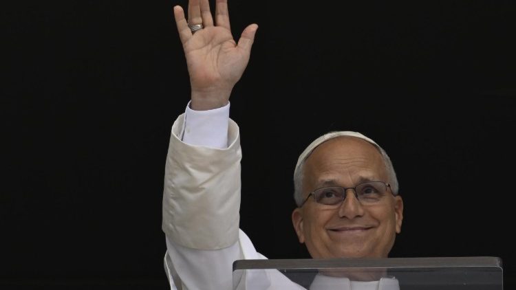 Il Papa saluta i pellegrini dalla finestra dello studio privato del Palazzo apostolico vaticano