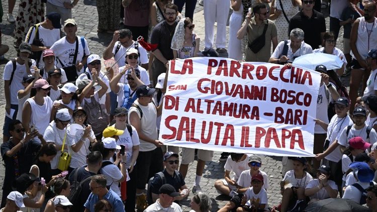 Fedeli con gli striscioni ascoltano la meditazione dell'Angelus di Leone XIV