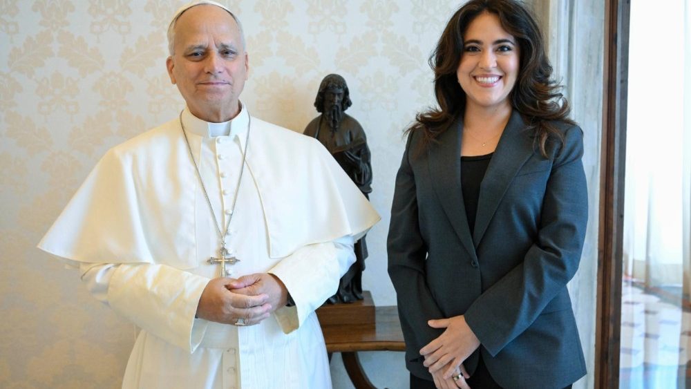 La papa Leon al XIV-lea, Maria Montserrat Alvarado, prefect al Departamentului pentru comunicare