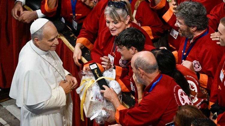 Il Papa con i Martial Arts Therapists italiani dell’associazione internazionale Kids Kicking Cancer