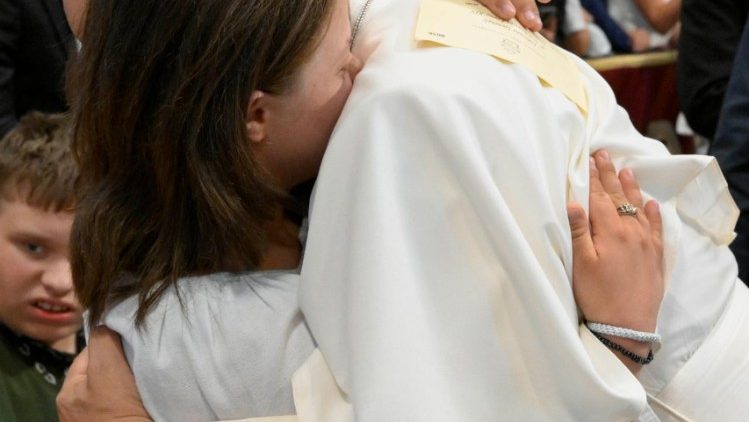 Il Papa abbraccia una giovane ucraina