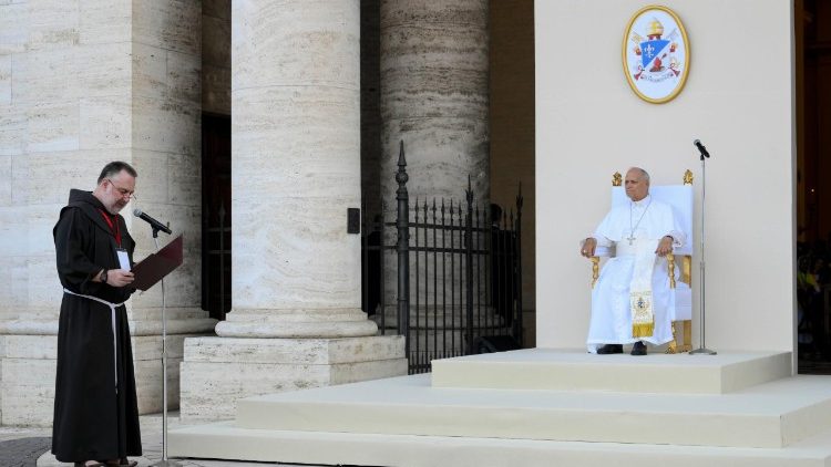 bratr Marco Vianelli, provinci&aacute;ln&iacute; ministr Ř&aacute;du menš&iacute;ch bratř&iacute; v Umbrii a na Sardinii, v&iacute;t&aacute; papeže v Assisi