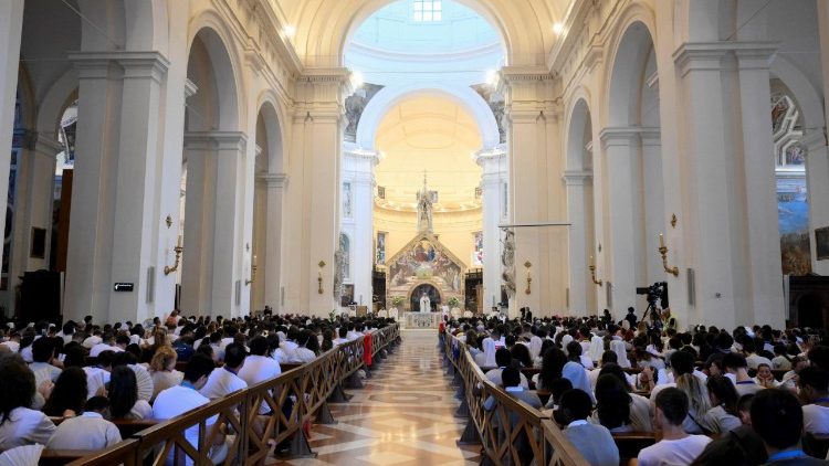 I fedeli nella Basilica di Santa Maria degli Angeli