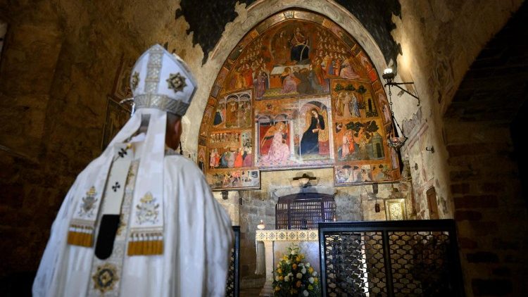 Il Papa in preghiera alla Porziuncola