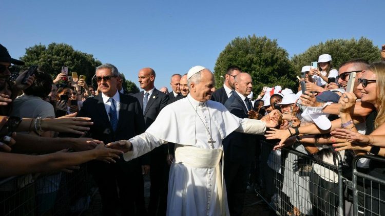 Papst Leo XIV. bei der Ankunft auf dem Vorplatz der Basilika Santa Maria degli Angeli in Assisi am 6.8.2026