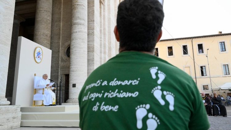 Luigi stellt dem Papst eine heikle Frage