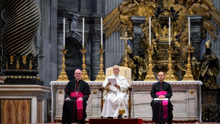 Le&oacute;n XIV pronuncia su catequesis en el altar de la confesi&oacute;n de la Bas&iacute;lica de San Pedro