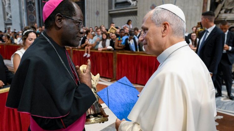 Monsignor Jean Mbarga, l’arcivescovo di Yaound&eacute;, in Camerun, con Leone XIV. 