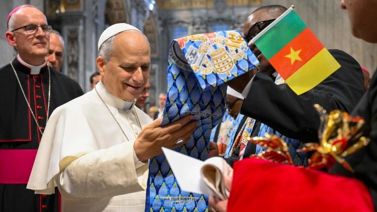 Durante l'udienza generale nella basilica di San Pietro, religiosi dal Camerun consegnano dei doni a Leone XIV.