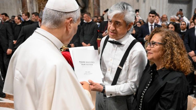 Il pianista Juan Castro dona al Papa la sua ultima opera, "Padre Nostro". 