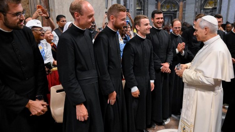 Il Pontefice con 12 nuovi sacerdoti della Comunit&agrave; di San Martino, in Francia. 