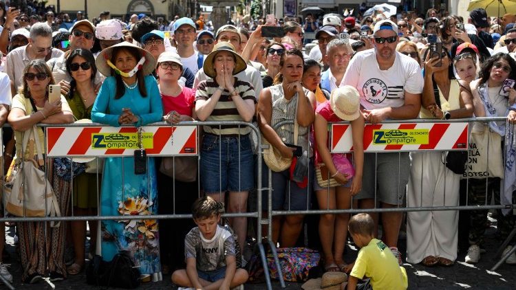 Fedeli pregano l'Angelus con Papa Leone a Castel Gandolfo