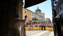 Il Papa durante l'Angelus a Castel Gandolfo