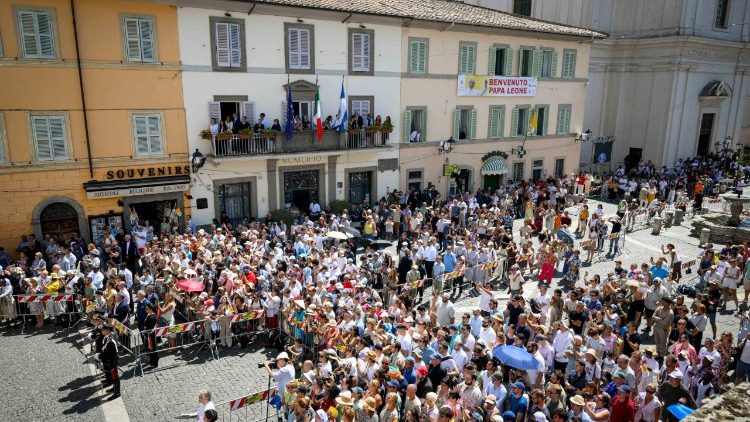 La folla all'Angelus dell'Assunta a Castel Gandolfo