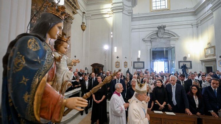 [ Photo Embed: Il Papa all'inizio della Messa nella parrocchia pontificia di San Tommaso di Villanova ]