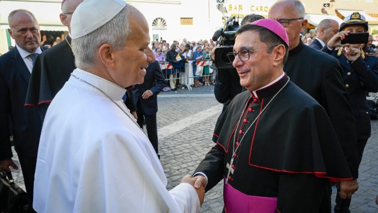 Leone XIV e monsignor Vincenzo Viva, vescovo di Albano si salutano davanti alla chiesa.]