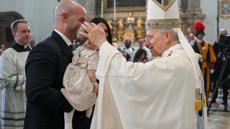 All'offertorio, il Papa benedice una famiglia
