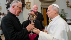 Pe. Tadeusz Rozmus recebe um cálice de Leão XIV, sob o olhar de dom Vincenzo Viva, bispo de Albano, e do parcebispo Petar Rajič, prefeiro da Casa Pontificia