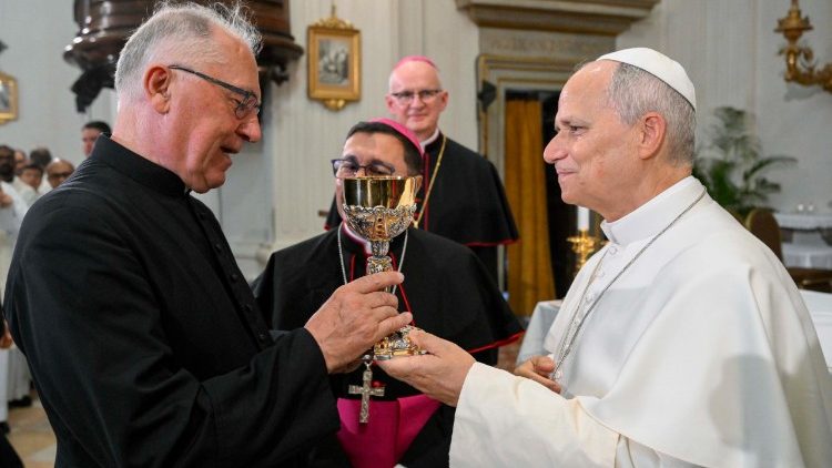 Pe. Tadeusz Rozmus recebe um cálice de Leão XIV, sob o olhar de dom Vincenzo Viva, bispo de Albano, e do parcebispo Petar Rajič, prefeiro da Casa Pontificia