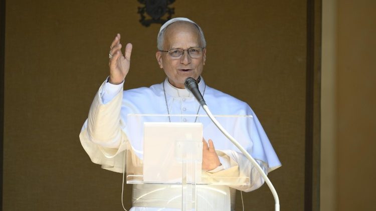 Leone XIV mentre pronuncia la catechesi dell'Angelus