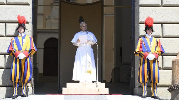 Il Papa mentre parla ai fedeli radunati a piazza della Libert&agrave; a Castel Gandolfo