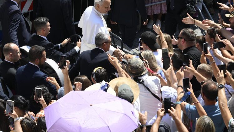 Il Papa tra i fedeli