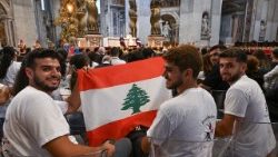 La bandiera del Libano tenuta da alcuni giovani, presenti all'udienza generale di questa mattina, 19 agosto, nella Basilica di San Pietro. 