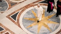 Il Papa mentre saluta i fedeli presenti all'udienza generale