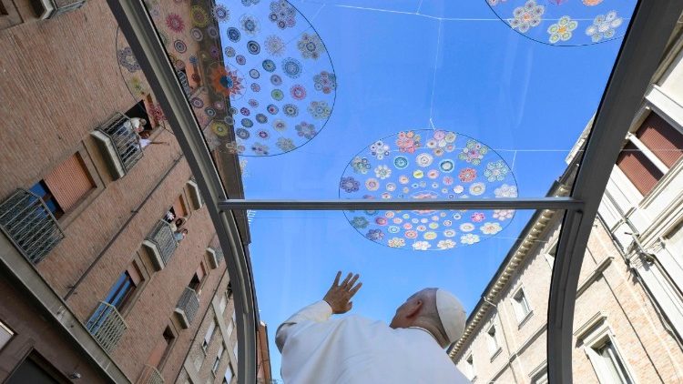Il Papa attraversa le vie di Rimini per raggiungere la Cattedrale