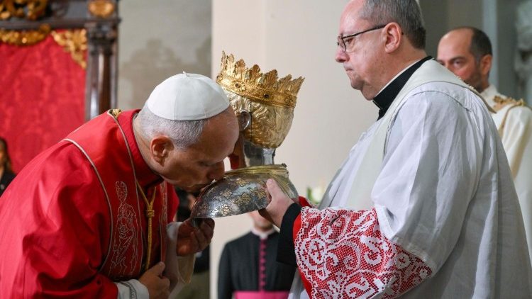 Le&oacute;n XIV besa el busto relicario de San Marino