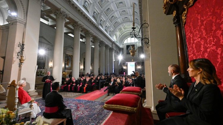 El obispo Domenico Beneventi recibe y saluda al Papa en la Bas&iacute;lica de San Marino.
