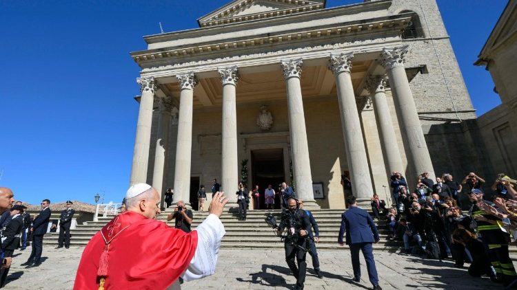 El Papa se dirige a pie, desde el Palacio P&uacute;blico, a la Bas&iacute;lica de San Marino.