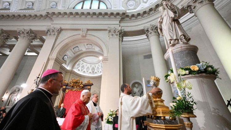El Pont&iacute;fice venera las reliquias de San Marino con una oraci&oacute;n y el incensario.   