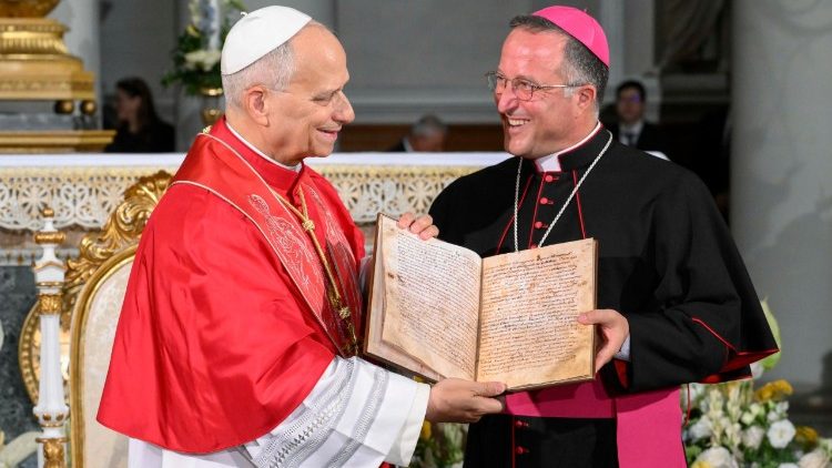  El obispo de San Marino-Montefeltro dona las "Vidas de los santos Marino y Leone" al Papa. 