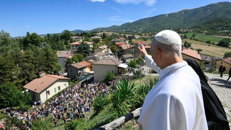 A comunidade local que foi saudar o Papa Le&atilde;o XIV