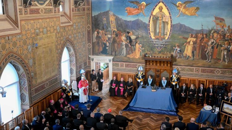 Un momento del encuentro del Santo Padre Le&oacute;n XIV en el Sal&oacute;n del Gran y General Concilio, s&aacute;bado 22 de agosto de 2026
