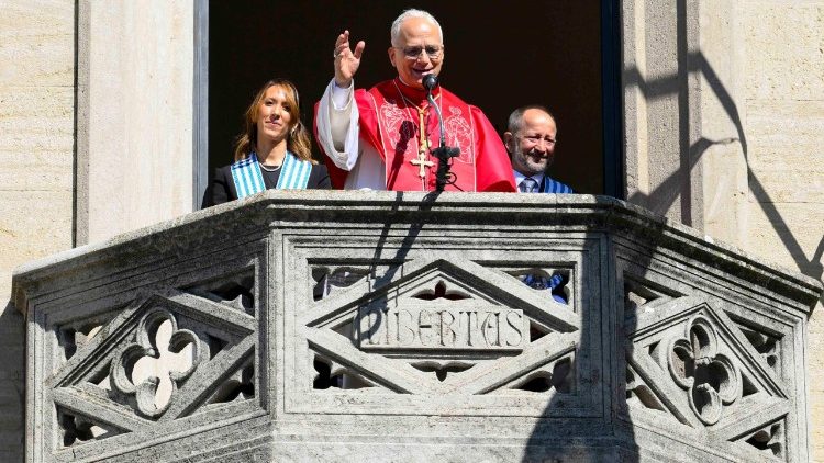 Leone XIV nell'affaccio dal balcone di Palazzo Pubblico