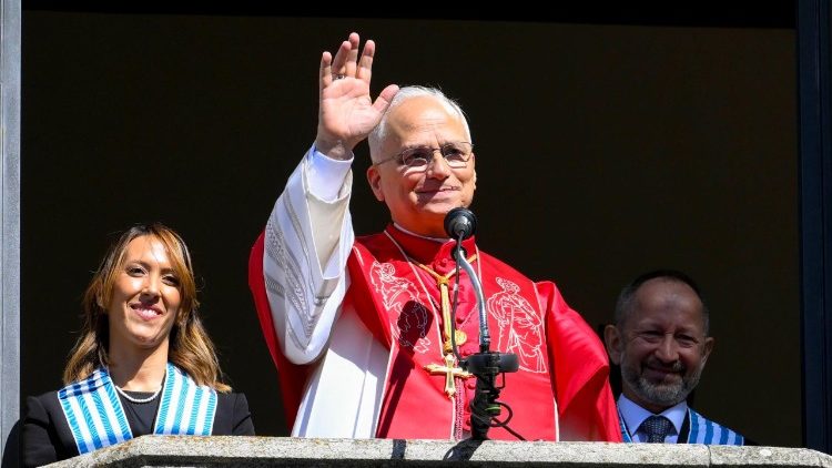 El Santo Padre saluda a los fieles presentes en la Plaza desde el balc&oacute;n central del Palacio P&uacute;blico en la Rep&uacute;blica de San Marino.