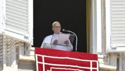 Papež Leon XIV. je z okna apostolske palače na Trgu sv. Petra vodil opoldansko molitev Angel Gospodov.