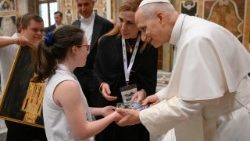 El Papa León saluda a miembros de la Fundación Marsodeto  