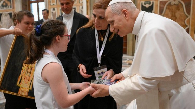 El Papa León saluda a miembros de la Fundación Marsodeto  