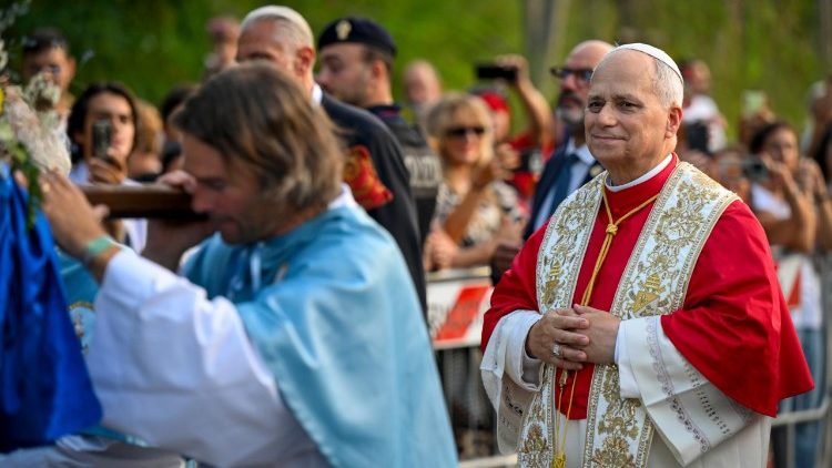 Il Papa in processione per le strade di Castel Gandolfo