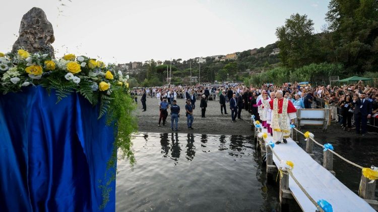 Il Papa sale a bordo del battello