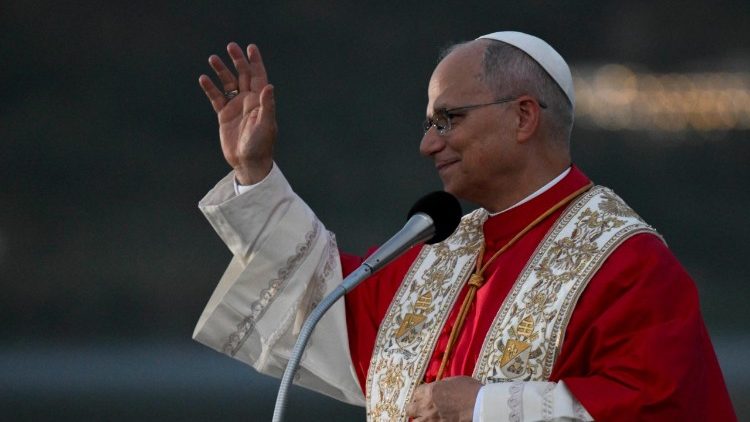 Papa Leone XIV saluta i fedeli sulla spiaggia del lago di Castel Gandolfo