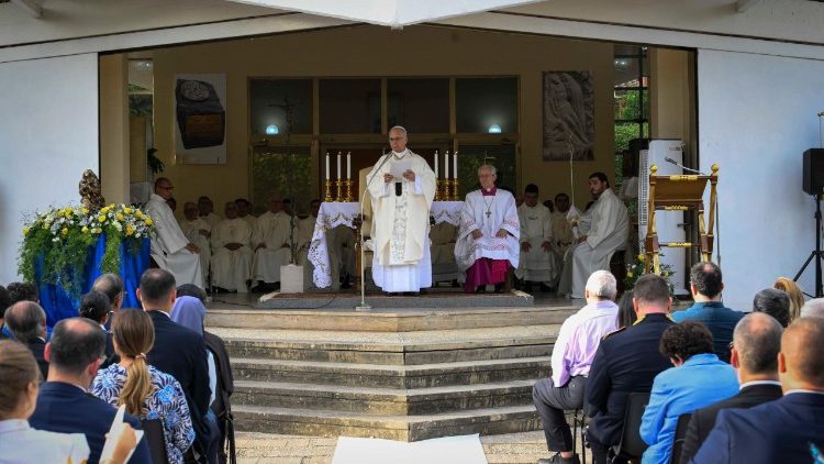 Il Papa pronuncia l'omelia