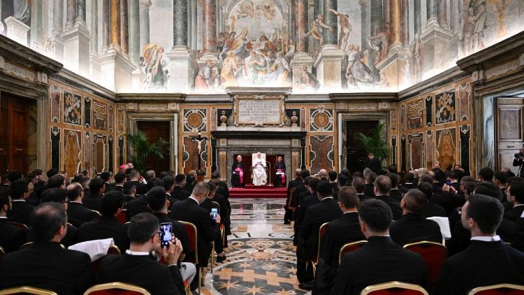 La Sala Clementina dove si &egrave; svolta l'udienza di stamane con circa 150 seminaristi. 