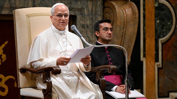 Il Papa legge il suo discorso ai seminaristi del Pontificio Seminario Regionale Pugliese “Pio XI” di Molfetta e del Seminario Vescovile di Aversa.