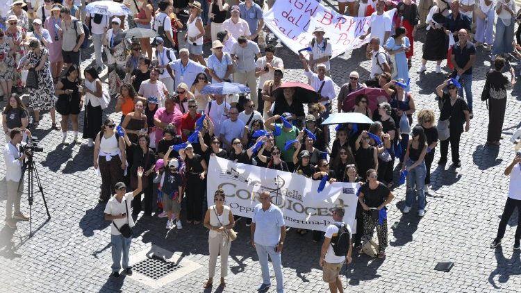 Gruppi di fedeli partecipano alla preghiera dell'Angelus a piazza San Pietro. 
