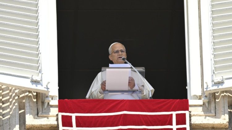 Leone XIV legge la sua catechesi sulle Letture del giorno, prima della preghiera dell'Angelus. 